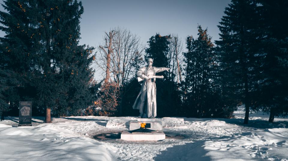  Памятник советскому воину в городе Жиздра 